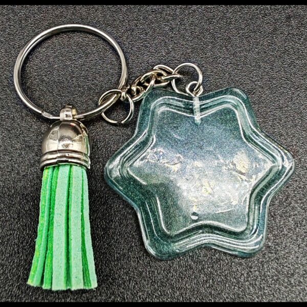 Porte-bonheur Chinois Cordelette Bleue Avec Pièce Verte En Résine Et Franges Bleues - Neuf Avec étiquette